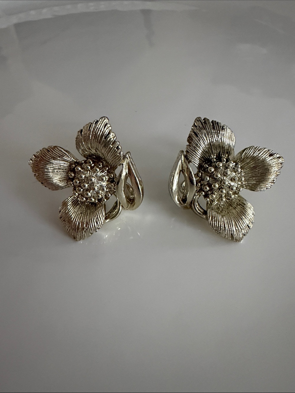 Vintage Signed LISNER Flower silver Tone screw back Earrings